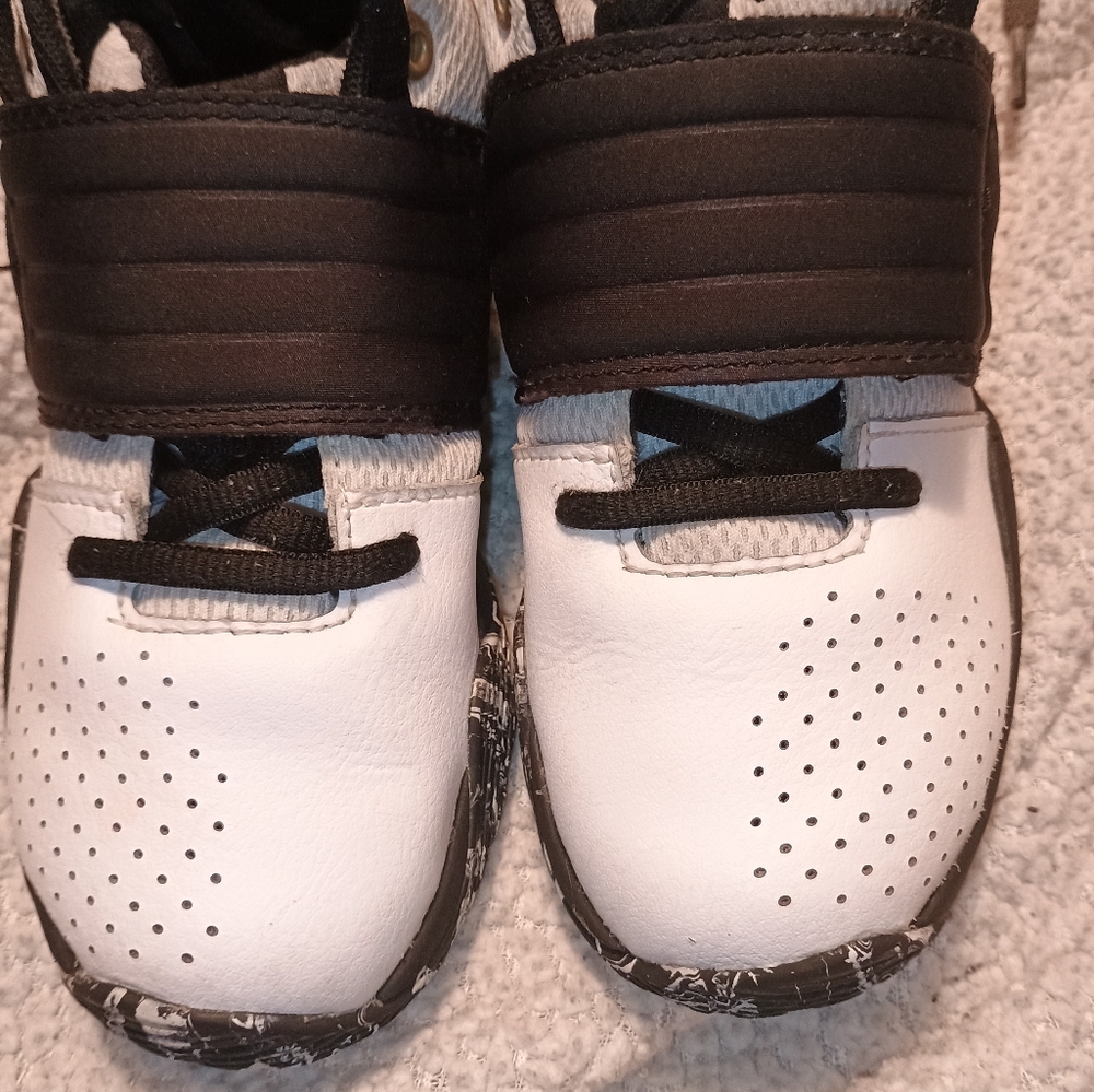 Boy's Under Armour basketball shoes
